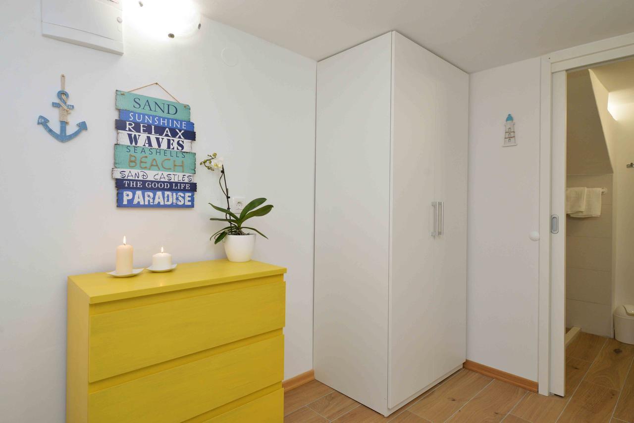 Sea Side Apartment Murter Bagian luar foto