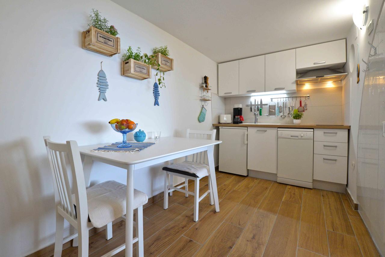 Sea Side Apartment Murter Bagian luar foto